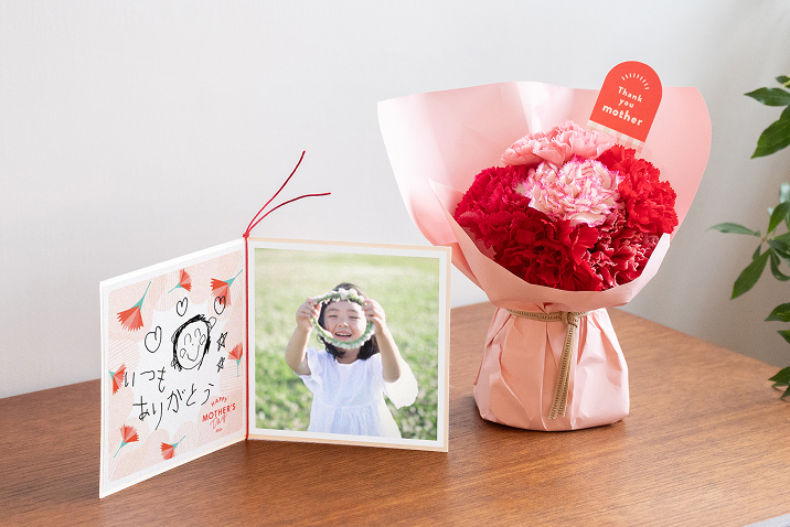 赤のカーネーションブーケとフォトギフトのセット