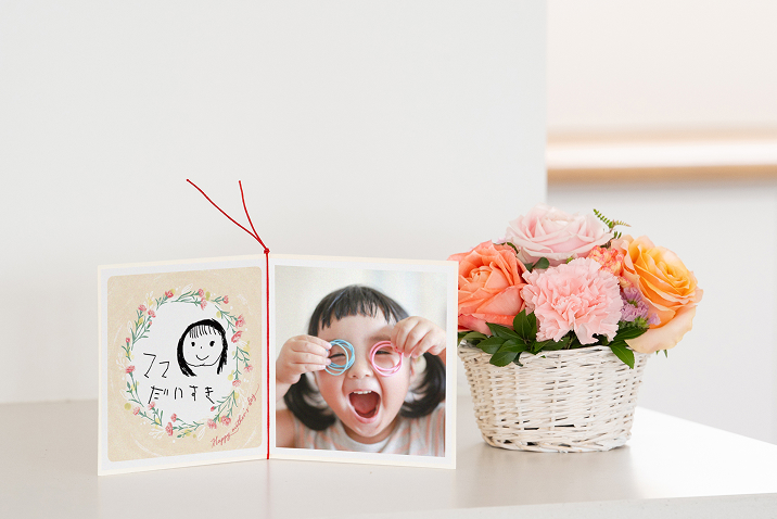 ローズのテーブルアレンジメントとフォトギフトのセット