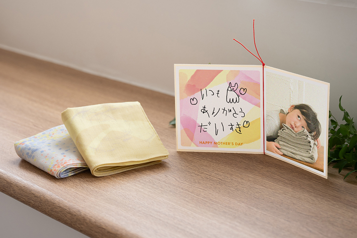 SUMAU nani IROのガーゼハンカチとフォトギフトのセット